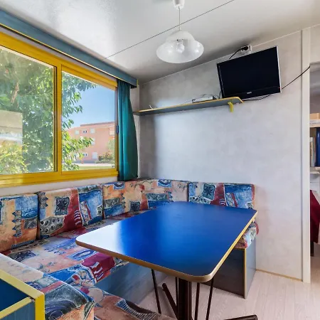Refreshing In With Swimming Pool Holiday home