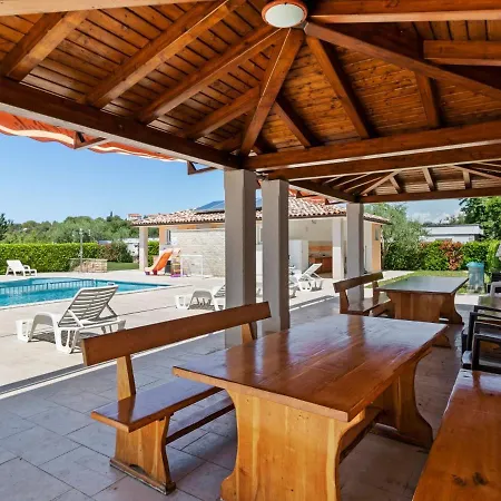 Holiday home Refreshing In With Swimming Pool