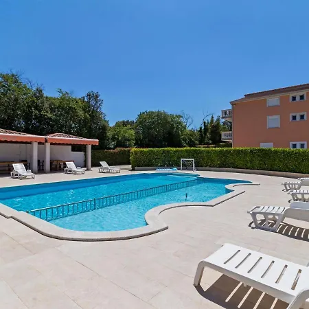 Refreshing In With Swimming Pool Holiday home