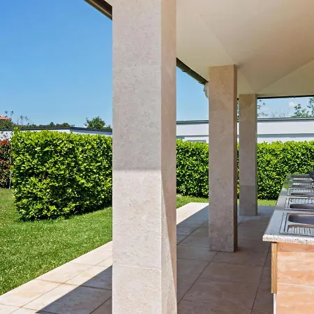 Casa vacanze Refreshing In With Swimming Pool