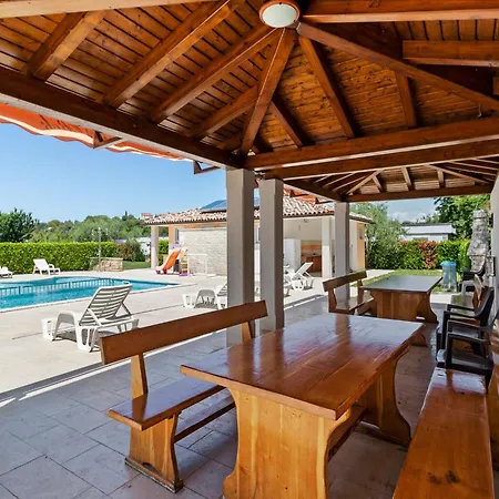 Holiday home Mobile In Near Centinera *